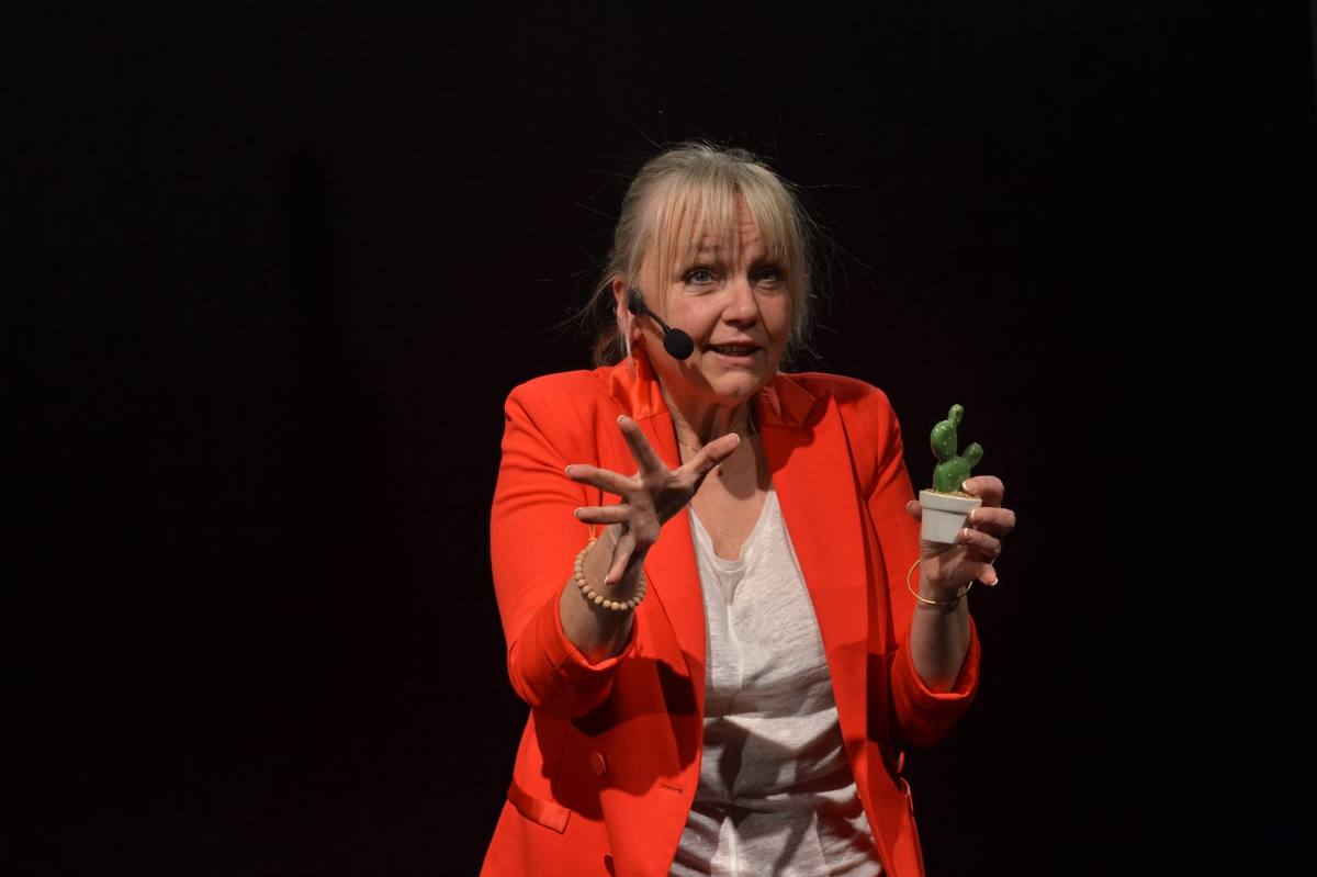 Ann Esch op het podium met cactus